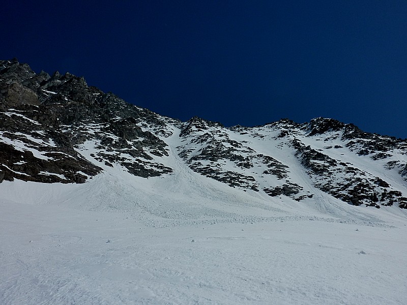 #14 couloir Hannibal : La coulée dans le bas du couloir Hannibal (au centre) couloir Hannibal : La coulée dans le bas du couloir Hannibal (au centre)