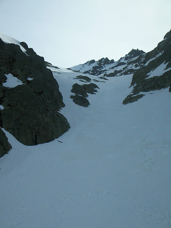 #2 Crochues Bérard : Combe de Balme: on aperçoit le ski planté dans la pente ! Crochues Bérard : Combe de Balme: on aperçoit le ski planté dans la pente !