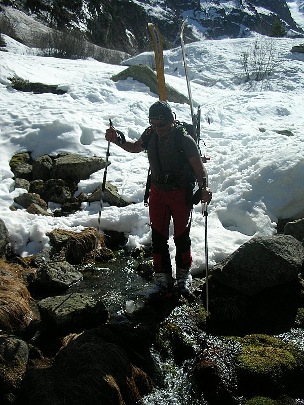 #8 Crochues Bérard : Gégé traverse de l Crochues Bérard : Gégé traverse de l' Eau de Bérard: les ponts de neige se font rares ...