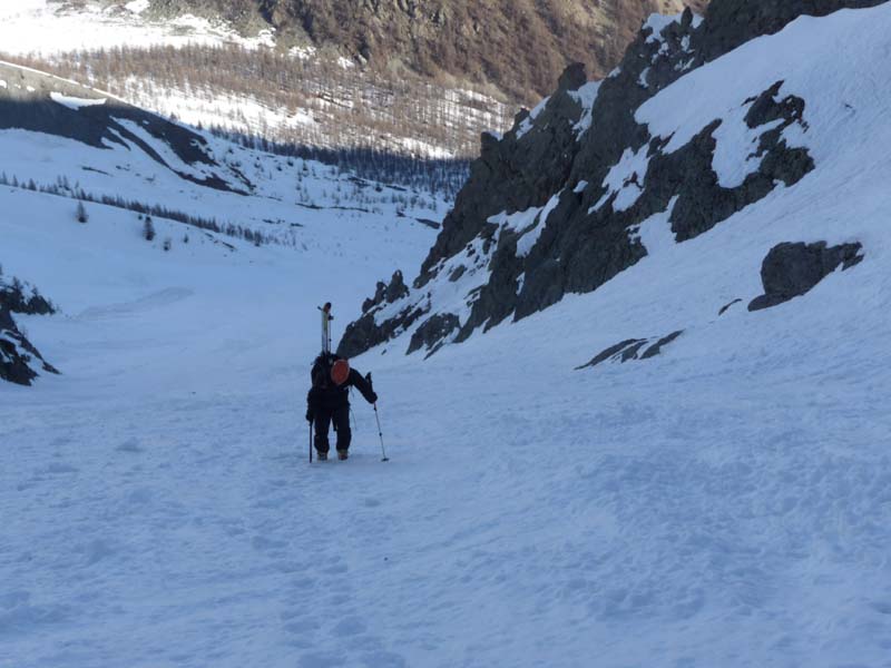 #3 Skis sur le sac : Puis on met les crampons d Skis sur le sac : Puis on met les crampons d'autant que ça porte bien.
