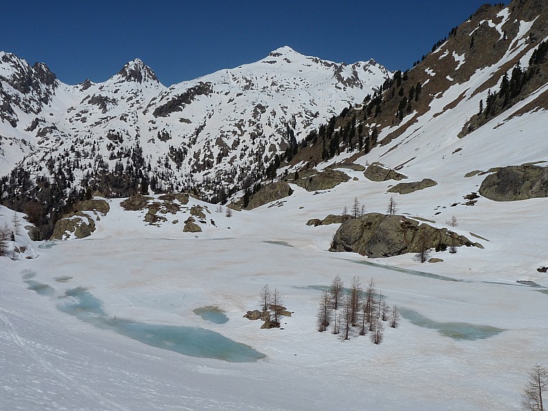 #14 Le lac dégéle. : En arriére fond Baissette et la Ruine. Le lac dégéle. : En arriére fond Baissette et la Ruine.