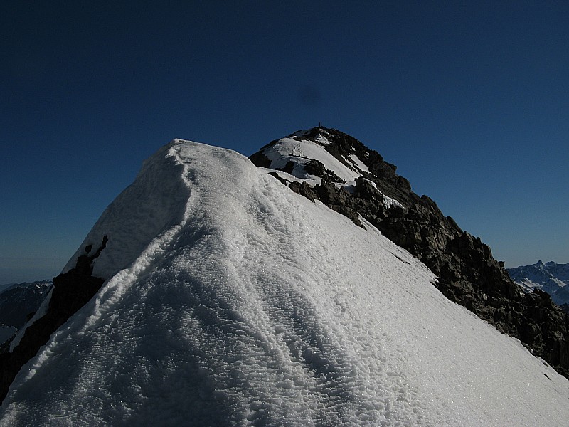 #17 Arête finale du Vignemale : Enfin le sommet du Vignemale à pied sans crampons, ni piolet, juste avec mes bâtons! Arête finale du Vignemale : Enfin le sommet du Vignemale à pied sans crampons, ni piolet, juste avec mes bâtons!
