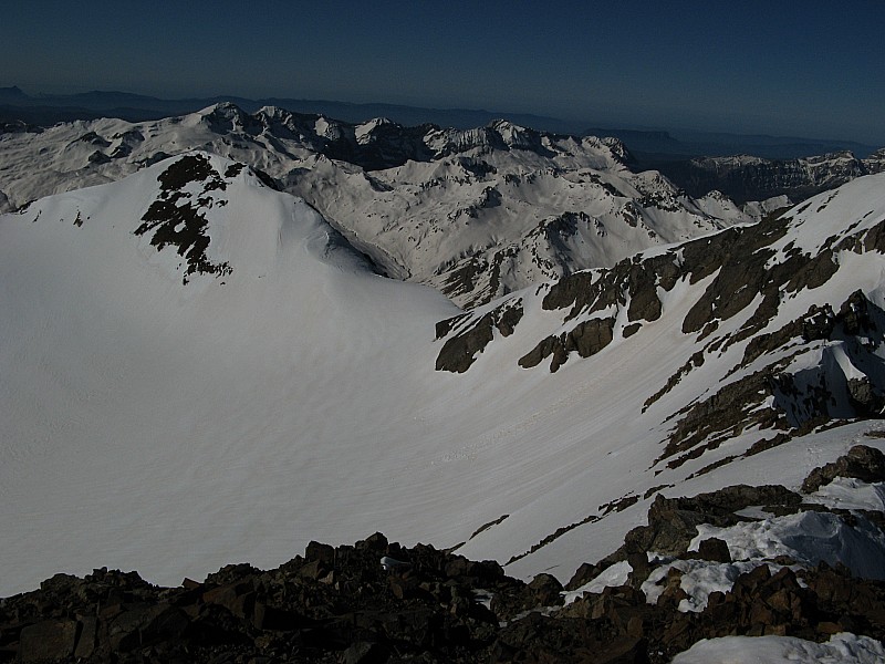 #18 Vue vers le sud ouest : Vue depuis le Vignemale 3298m vers le sud ouest, la Pic de Cerbillona 3247m que je ferais ensuite Vue vers le sud ouest : Vue depuis le Vignemale 3298m vers le sud ouest, la Pic de Cerbillona 3247m que je ferais ensuite