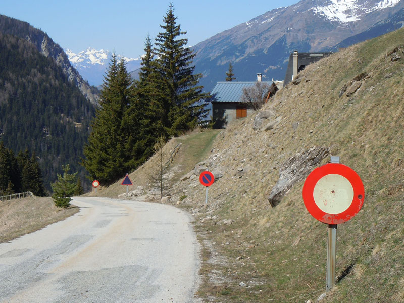 #5 La route, à l La route, à l'arrivée au Seuil : Une signalisation difficile à interpréter!