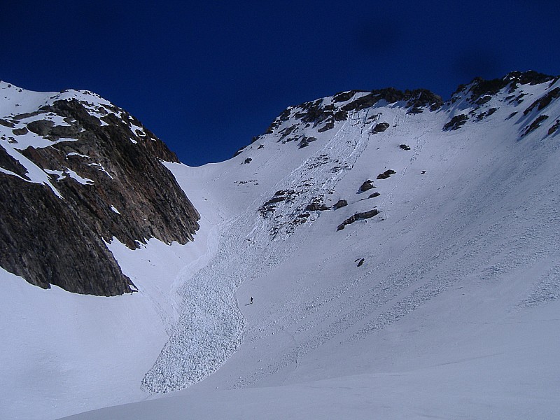 Col de la Valloire : le dernier raidillon qui mène au Col de la Valloire versant Ouest. (une belle coulée en rive gauche rappelle les dangers des horaires tardifs en cette saison).