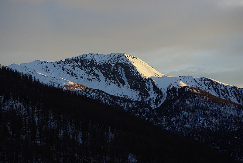 #4 La Lauze, crête, & la Quer : Au coucher de soleil depuis le Roux d La Lauze, crête, & la Quer : Au coucher de soleil depuis le Roux d'Abries, entre la bière et l'apéro, la course du jour.