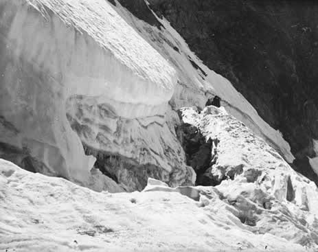 #1 Rimaye du glacier des Gelas : sous la cime 13 août 1898 N° de la plaque : 1156 Rimaye du glacier des Gelas : sous la cime 13 août 1898 N° de la plaque : 1156