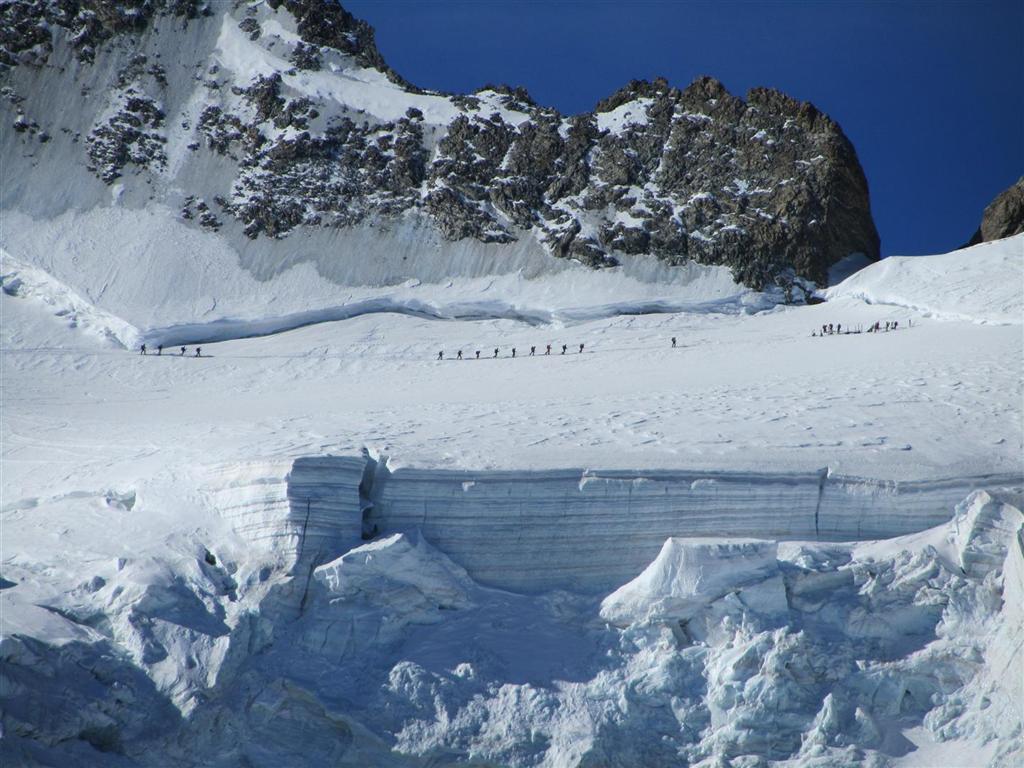 #3 du monde au Dôme : vue de la fin de la montée avant la rimaye du monde au Dôme : vue de la fin de la montée avant la rimaye