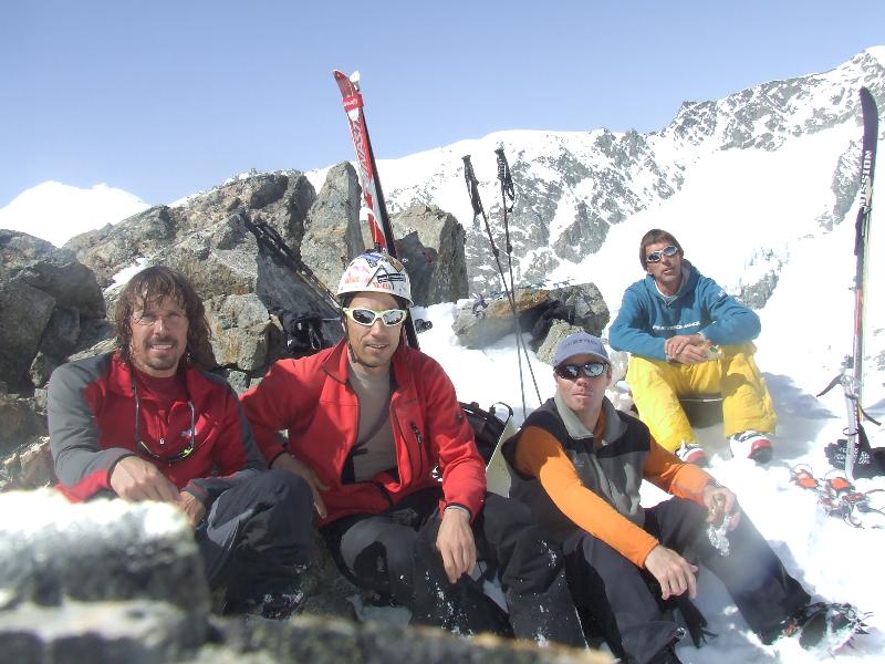 #5 Mont Petit Colon : L Mont Petit Colon : L'équipe du jour au sommet, le seul Français, c'est celui qui n'a pas la tete dure, les Suisses dans les couloirs, y portent pas de casques !!
C'est les mamans qui vont pas etre contentes de voir ça !