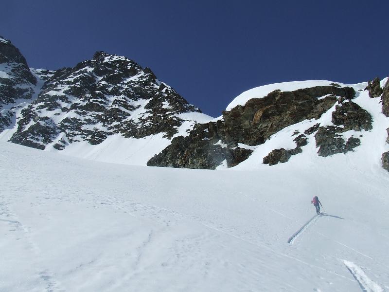 #2 Mont Petit Colon : A la trace derrière Patrick et Sylvain, Christophe à pieds derrière, car il a cassée sa fixe de montée sur sa split ! On apperçoit le coiloir à gauche de la photo Mont Petit Colon : A la trace derrière Patrick et Sylvain, Christophe à pieds derrière, car il a cassée sa fixe de montée sur sa split ! On apperçoit le coiloir à gauche de la photo