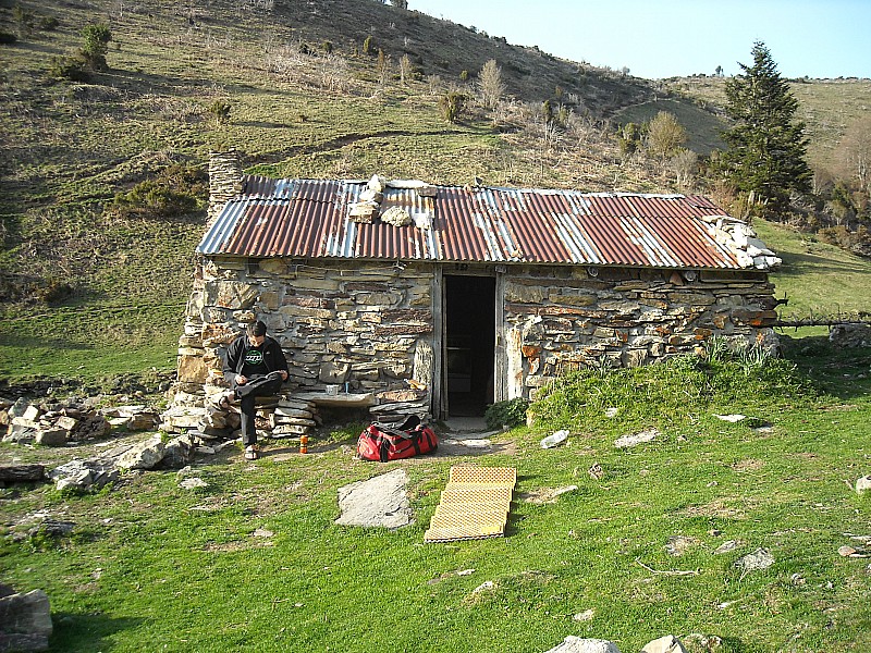 Cabane : nuit à la cabane de la hosse. Agréable, 5 places confortables.