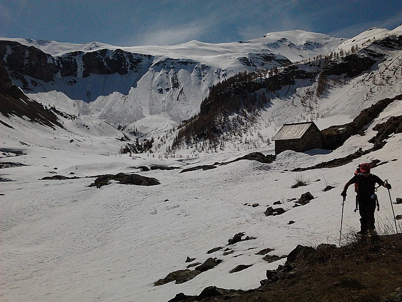 #3 mourre froid : 11h45 à la descente après une petite pause contemplative au saut du Laire. L mourre froid : 11h45 à la descente après une petite pause contemplative au saut du Laire. L'itinéraire suivi pour la descente est en rive gauche du vallon qui tourne à droite à l'arrière plan
