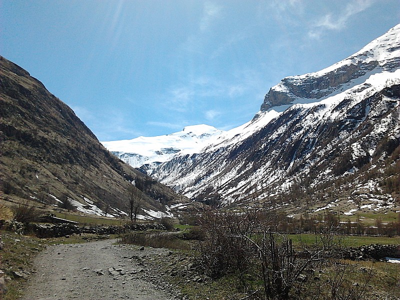 #5 mourre froid : vallon de Prapic et le Mourre froid ce 10 avril...On se croirait mi mai, il va sans doute falloir s mourre froid : vallon de Prapic et le Mourre froid ce 10 avril...On se croirait mi mai, il va sans doute falloir s'y habituer.
Pour le reste 1 heure d'approche ce n'est pas cher payer 1200m de bonne descente et un paysage première classe.