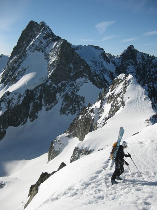 #3 traversée du Gioberney : Fin de la montée au sommet, jolie ambiance avec les bans en arrière plan. traversée du Gioberney : Fin de la montée au sommet, jolie ambiance avec les bans en arrière plan.