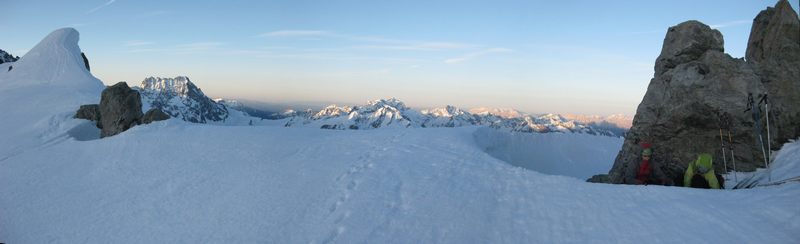 #2 Col du Gioberney : Le soleil sur les sommets au Sud mais pas encore sur nous. Col du Gioberney : Le soleil sur les sommets au Sud mais pas encore sur nous.