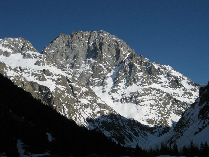 #5 Ailefroide : Le glacier long a l Ailefroide : Le glacier long a l'air en condition, probablement un peu croûté. Il prend le soleil assez tard (~13h30)
