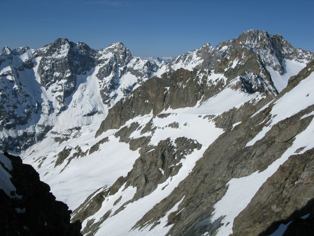 #14 Vue d Vue d'ensemble : La brêche, la selle 3171m, la crête 2233m et l'arête sud issue de la Pointe Holmès