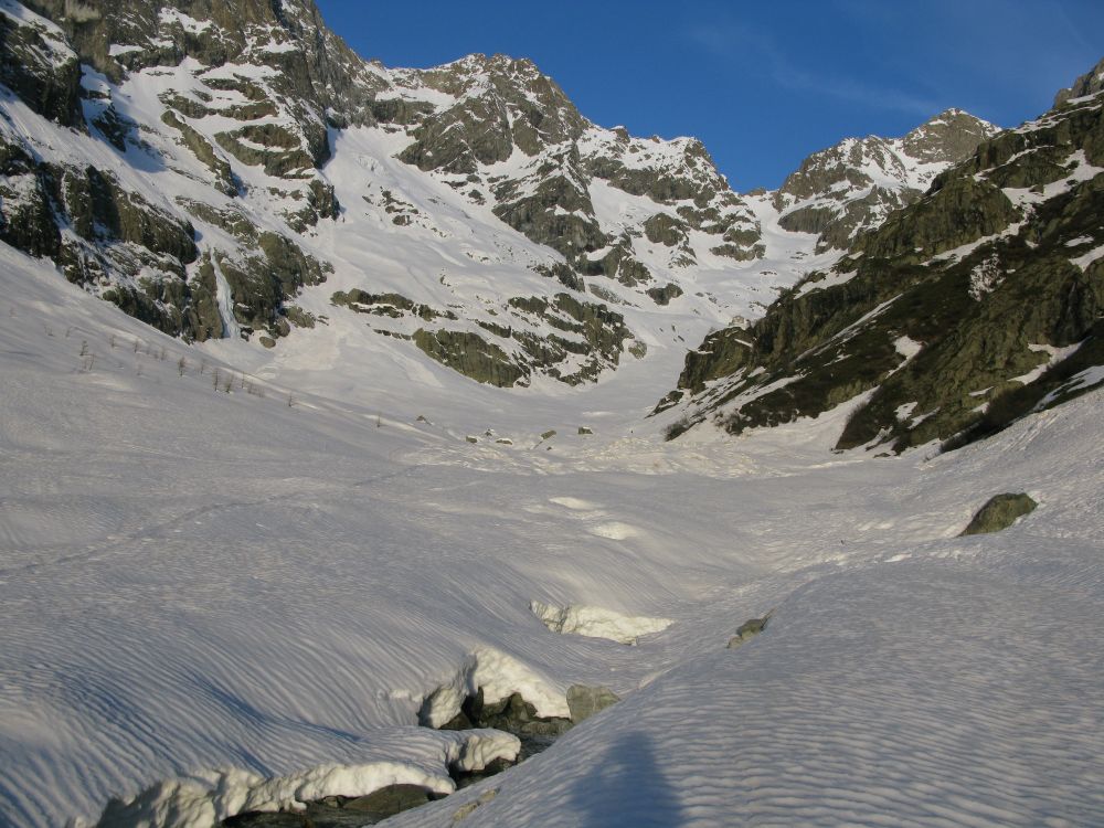 Le vallon au petit matin : Le jour se leve sur le refuge