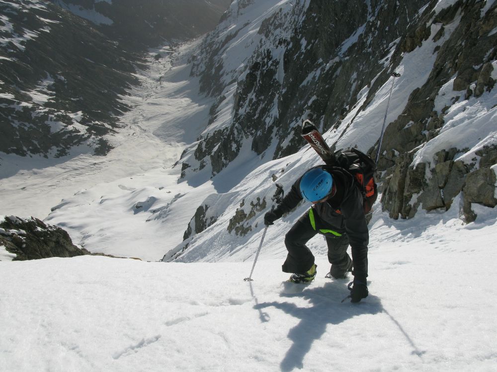 Au sommet du couloir : avec le refuge tout en bas, belle ambiance