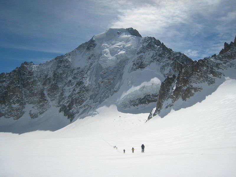 Face N Argentière : On remonte sous l'imposante face N de l'aiguille d'Argentière