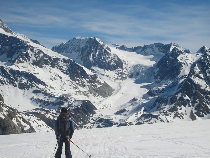 Glacier du Brenay : Mathieu face à l'impressionnant glacier du Brenay et sa barrière de séracs