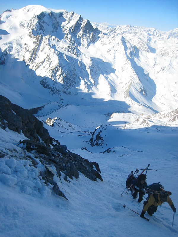 Montée : au plateau du couloir, toujours face au Vélan