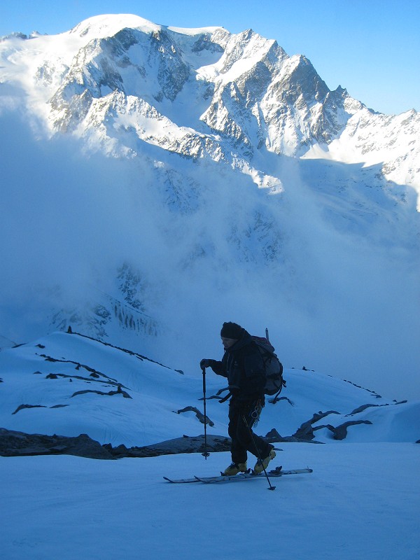 #8 Mont vélan : Antoine au dessus de la cabane de Valsorey, en face de l Mont vélan : Antoine au dessus de la cabane de Valsorey, en face de l'impressionnant mont Vélan