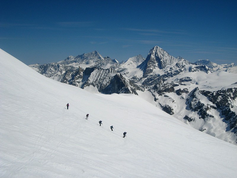 descente grand large : descente grand large devant la dent blanche, les Zinalrothorn, le Weisshorn...