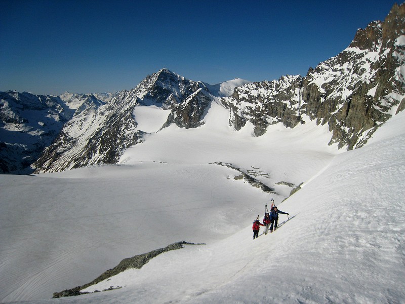 Col des bouquetins : Mathieu et les filles en terminent avec le passage du col des Bouquetins, assez raide.