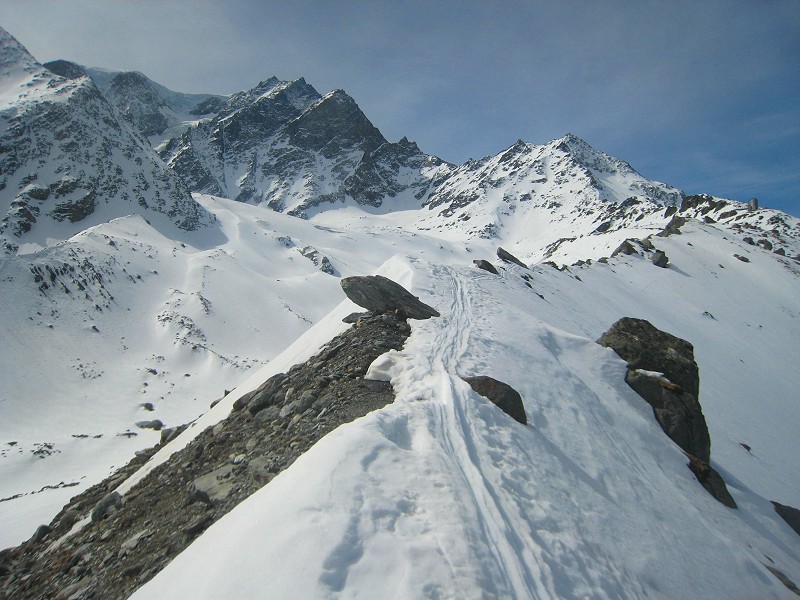 La cabane du Vélan : Sous l'imposant mont Vélan