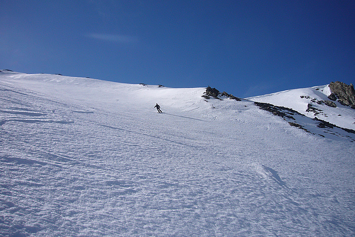 #4 Sous le col allongé. Sous le col allongé.