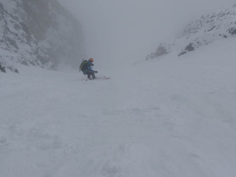 #13 Decente du couloir : Le fond n Decente du couloir : Le fond n'est pas très régulier mais la poudre atténue.