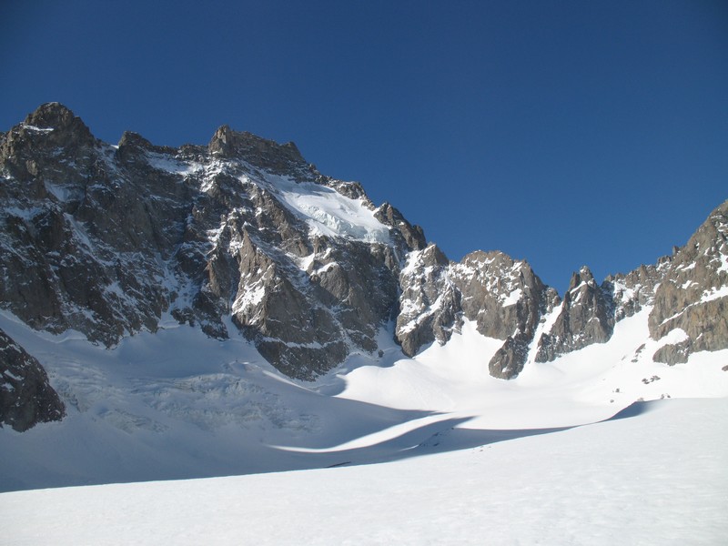 Glacier noir : et le couloir de Coste Rouge au pied de la face Nord de l'Ailefroide