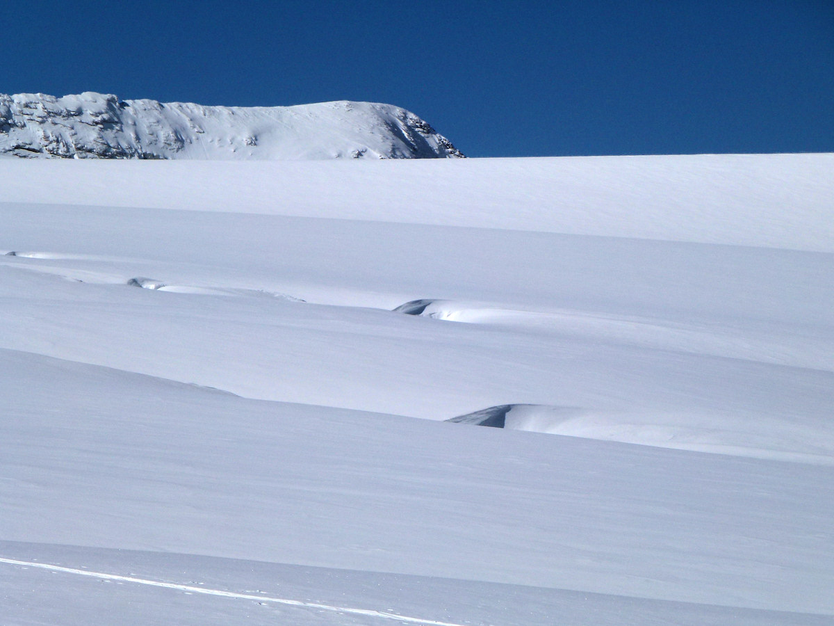 #9 Arrivée sur les Dômes : Quelques crevasses à main droite. Arrivée sur les Dômes : Quelques crevasses à main droite.