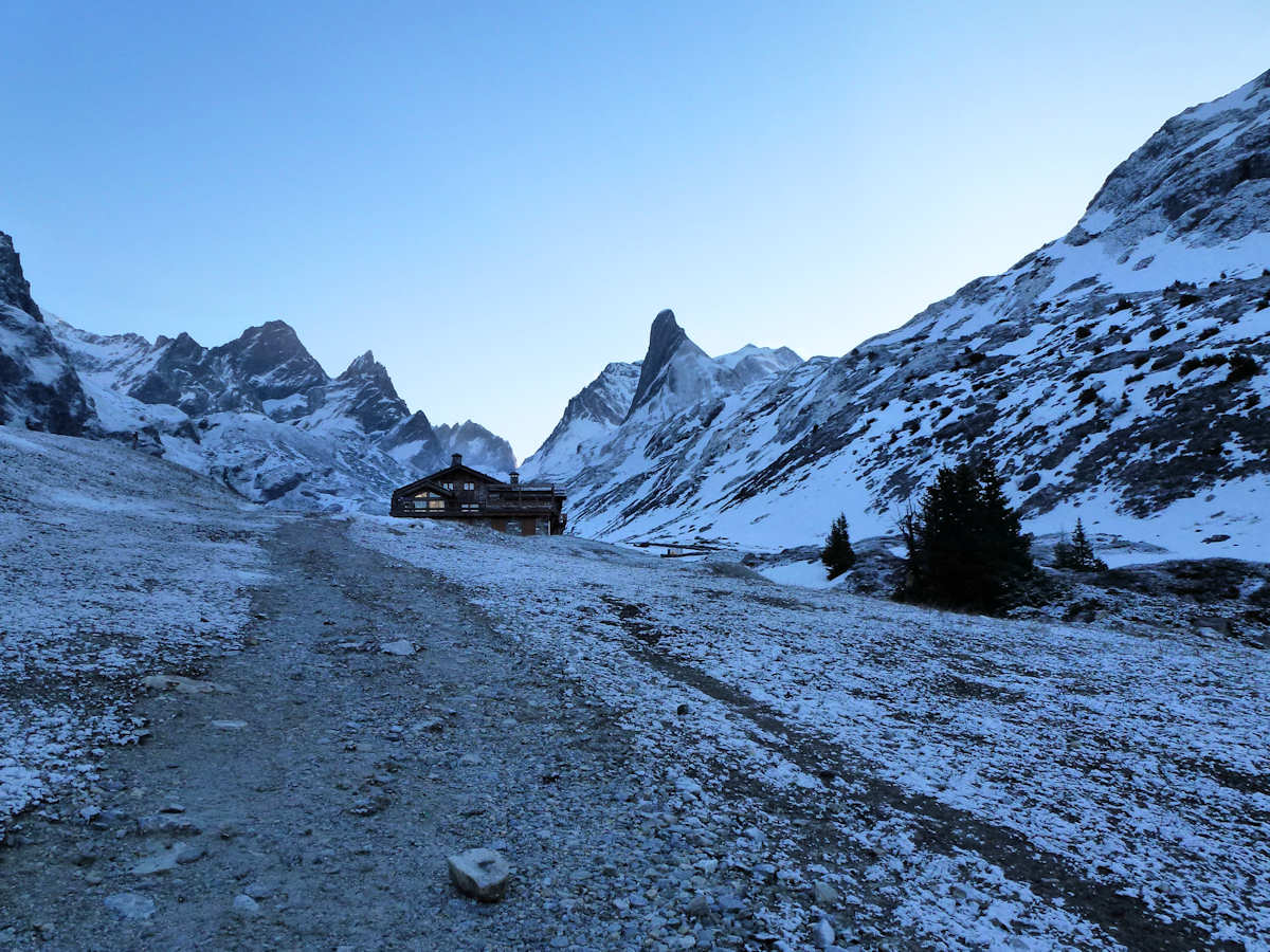 #1 Refuge des Barmettes (2010 m) : Peu de neige, mais bien froid dans le secteur. Refuge des Barmettes (2010 m) : Peu de neige, mais bien froid dans le secteur.