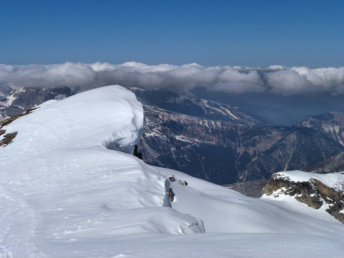 #13 Sur l Sur l'arête sommitale : Attention, corniches !