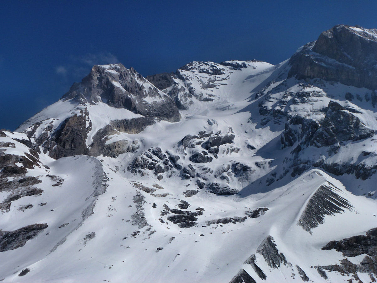 #16 La Grande Casse versant Ouest : De plus en plus de rochers apparents à la base. La Grande Casse versant Ouest : De plus en plus de rochers apparents à la base.
