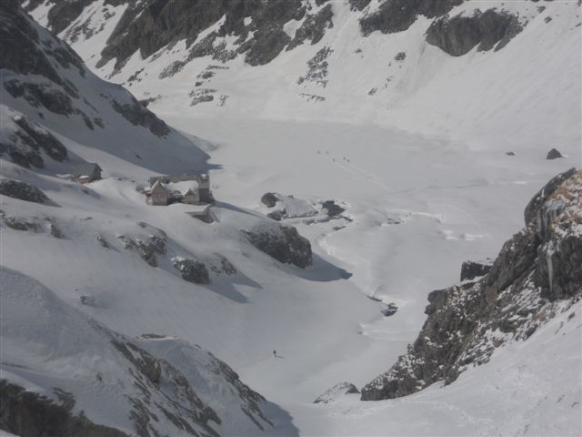 #8 toute l toute l'équipe traverse le lac : , Marion et moi allons continuer