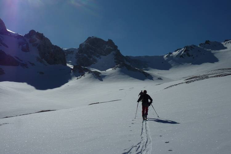 #2 Vers 2300m : Le haut du vallon de la Roue devient plus agréable. Vers 2300m : Le haut du vallon de la Roue devient plus agréable.