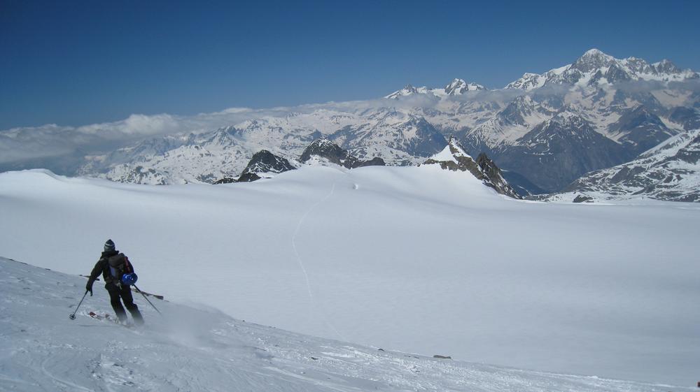 #18 Tete du Ruitor : premiers virages versant Nord en poudre sur fond de Mont Blanc Tete du Ruitor : premiers virages versant Nord en poudre sur fond de Mont Blanc