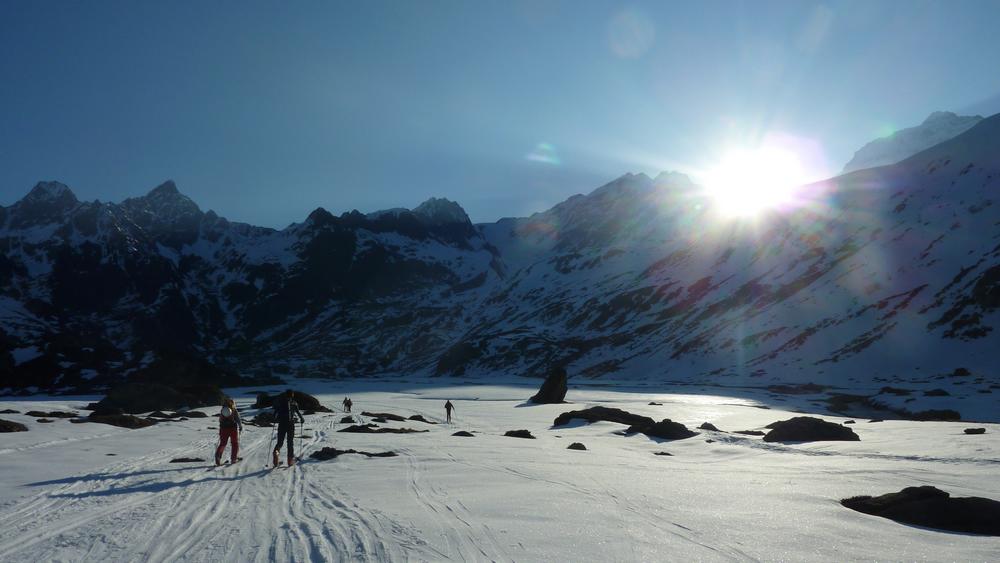 #2 La Sassiere : cueillis par les premiers rayons lors de la traversée de la Sassiere La Sassiere : cueillis par les premiers rayons lors de la traversée de la Sassiere