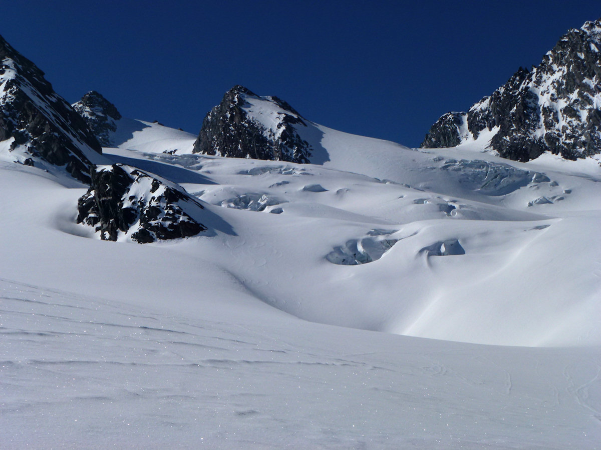 Séracs et crevasses : Uniquement sur les branches rive gauche et centrale du glacier.