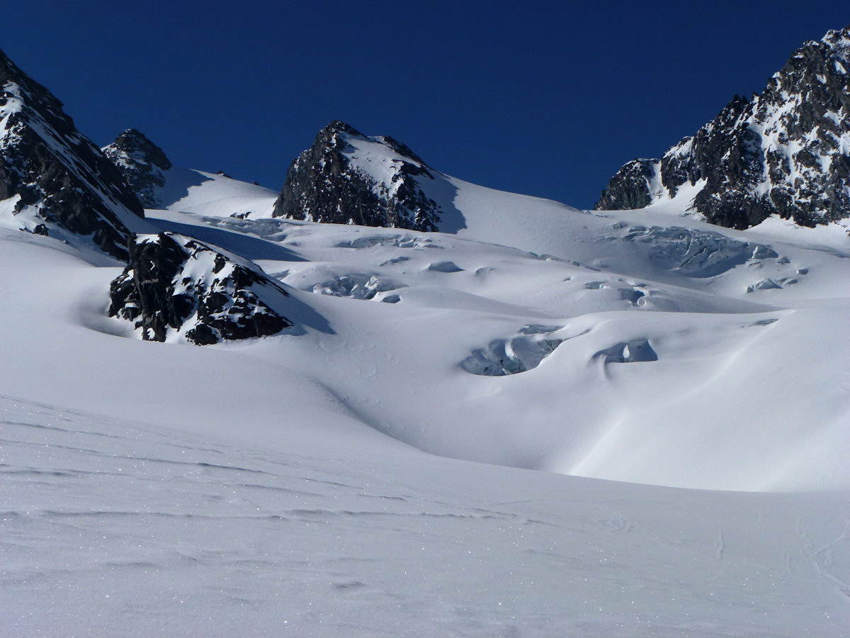 #8 Séracs et crevasses : Uniquement sur les branches rive gauche et centrale du glacier. Séracs et crevasses : Uniquement sur les branches rive gauche et centrale du glacier.