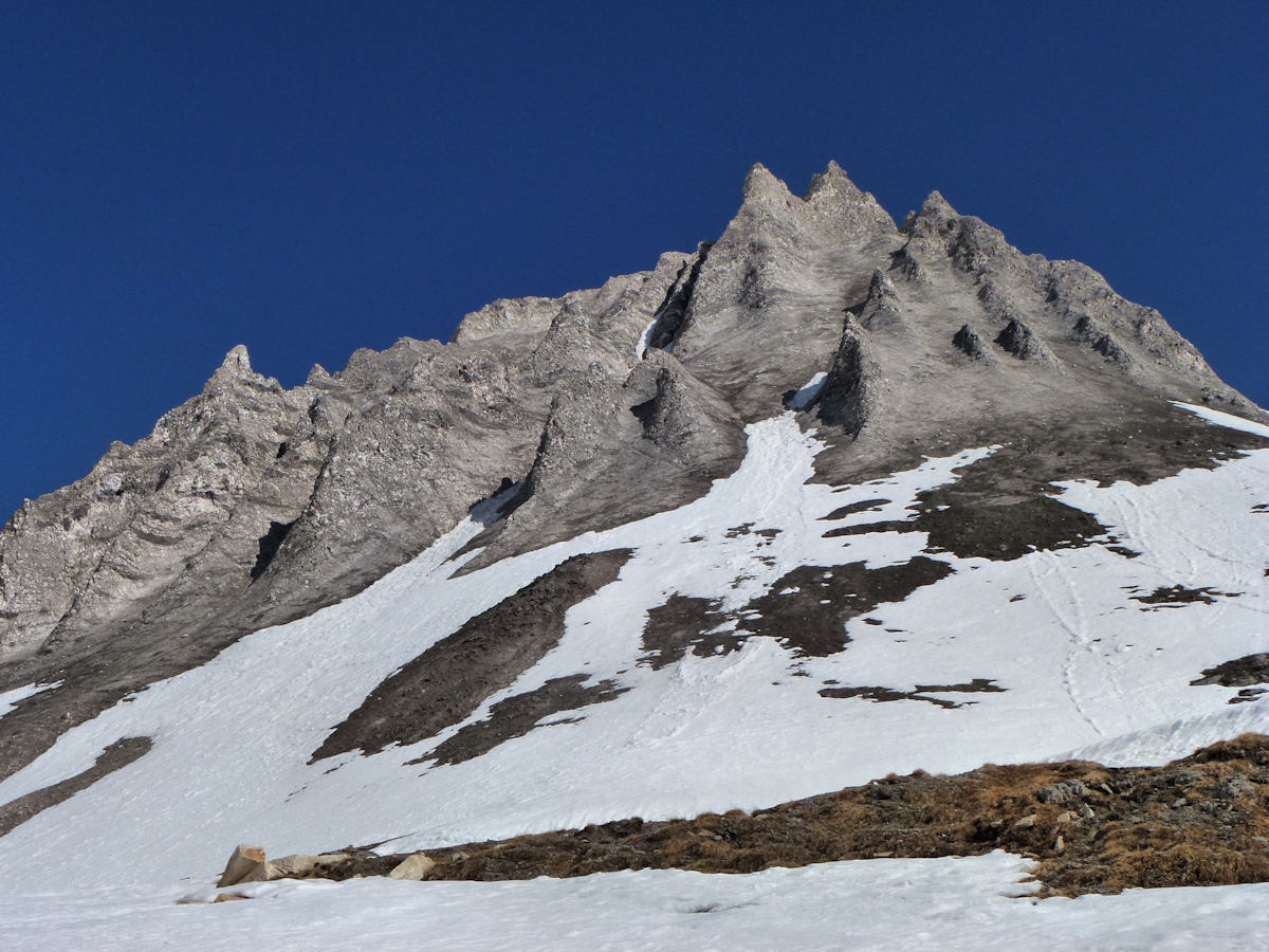 Le Roc du Soufre (2940 m) : Que l'on observe après avoir gravi la seule portion un peu pentue de l'itinéraire.