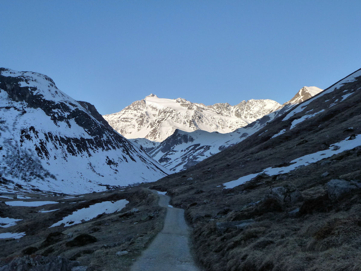 #1 Vallon de Chavière : Beaucoup de distance avec les skis sur le dos. Vallon de Chavière : Beaucoup de distance avec les skis sur le dos.