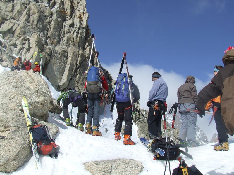 #9 Couloir Barbey : Col du Chardonnet bondé de monde, et encore, dejà une vingtaine de descendus ... Couloir Barbey : Col du Chardonnet bondé de monde, et encore, dejà une vingtaine de descendus ...