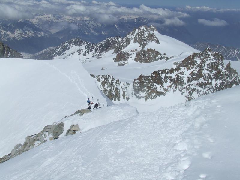 #2 Couloir Barbey : du sommet, le depart vers le Barbey est a droite des gars Couloir Barbey : du sommet, le depart vers le Barbey est a droite des gars