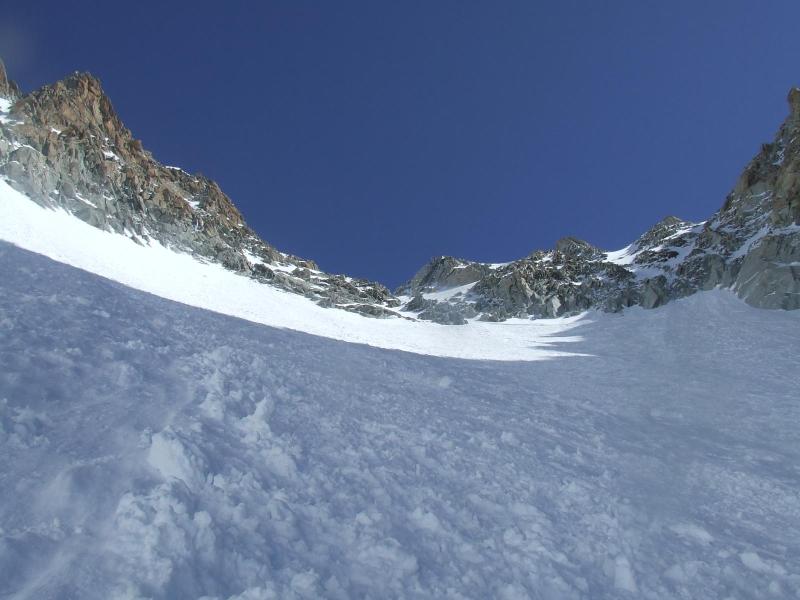 #16 Couloir Barbey : le raidillon du haut se profile, juste au dessus de la Rimaye. Je met les skis sur le dos et enfile les crampons Couloir Barbey : le raidillon du haut se profile, juste au dessus de la Rimaye. Je met les skis sur le dos et enfile les crampons