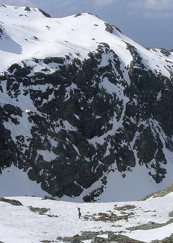 #9 Arrivée au sommet : Deux randonneurs suivent... bien content de ne pas être seul ici! Arrivée au sommet : Deux randonneurs suivent... bien content de ne pas être seul ici!