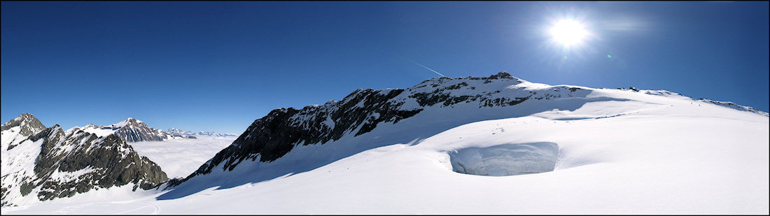 petit trou : dans le glacier.